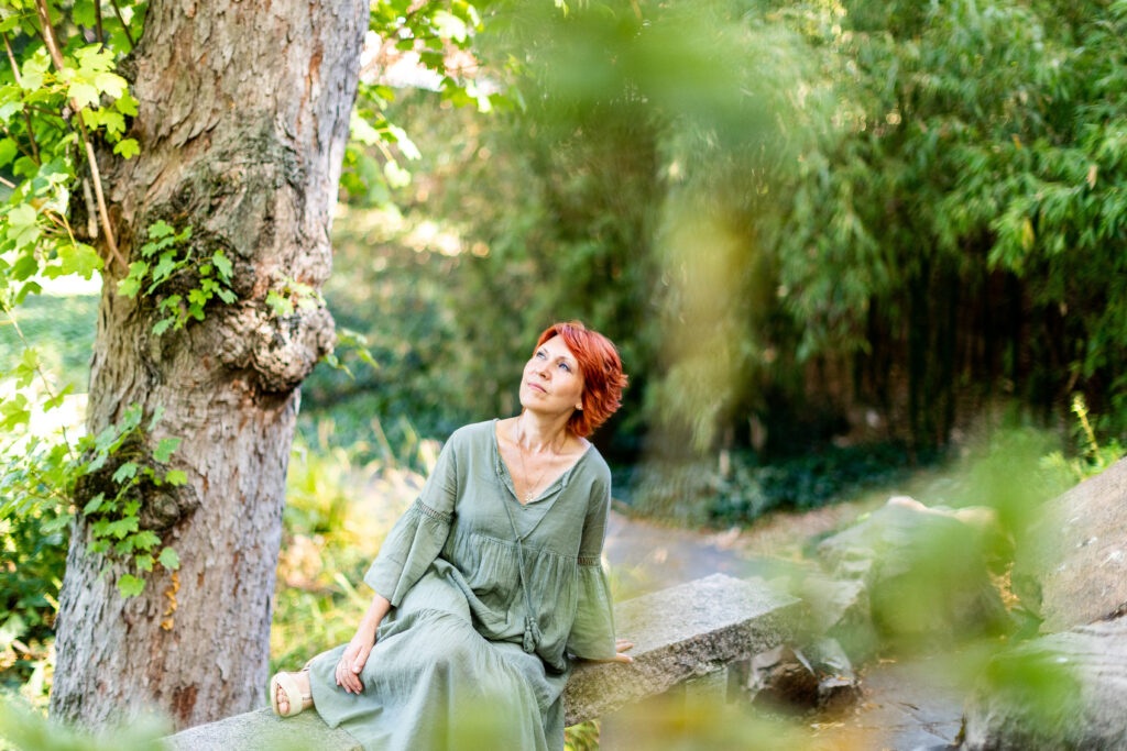 Natalia sitzt im Wald